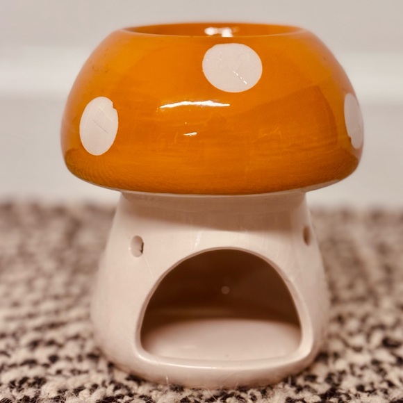 Homegoods Other - Orange and White Mushroom Ceramic Essential Oil Diffuser